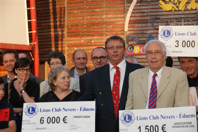 Remise du chèque pour financer un chien d'assistance